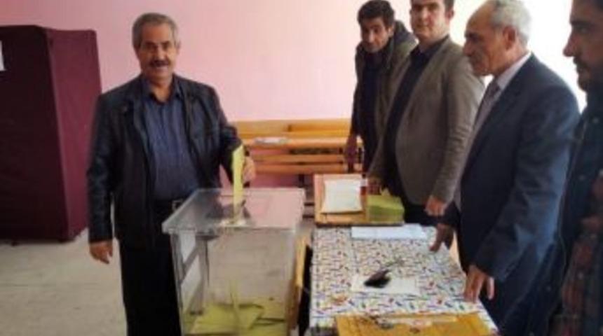 Adilcevaz Belediye Başkanı G&uuml;rsoy Oyunu Kullandı