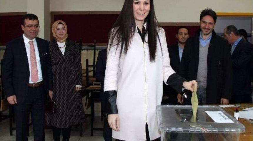 Ak Parti Genel Başkan Yardımcısı Karaaslan Oyunu Kullandı