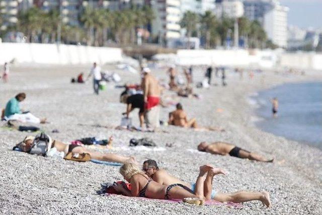 Antalya’da Oyunu Kullanan Soluğu Denizde Aldı