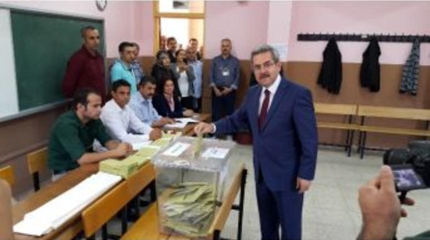 &Uuml;n&uuml;var, Oyunu Eşi Ve Kızıyla Kullandı