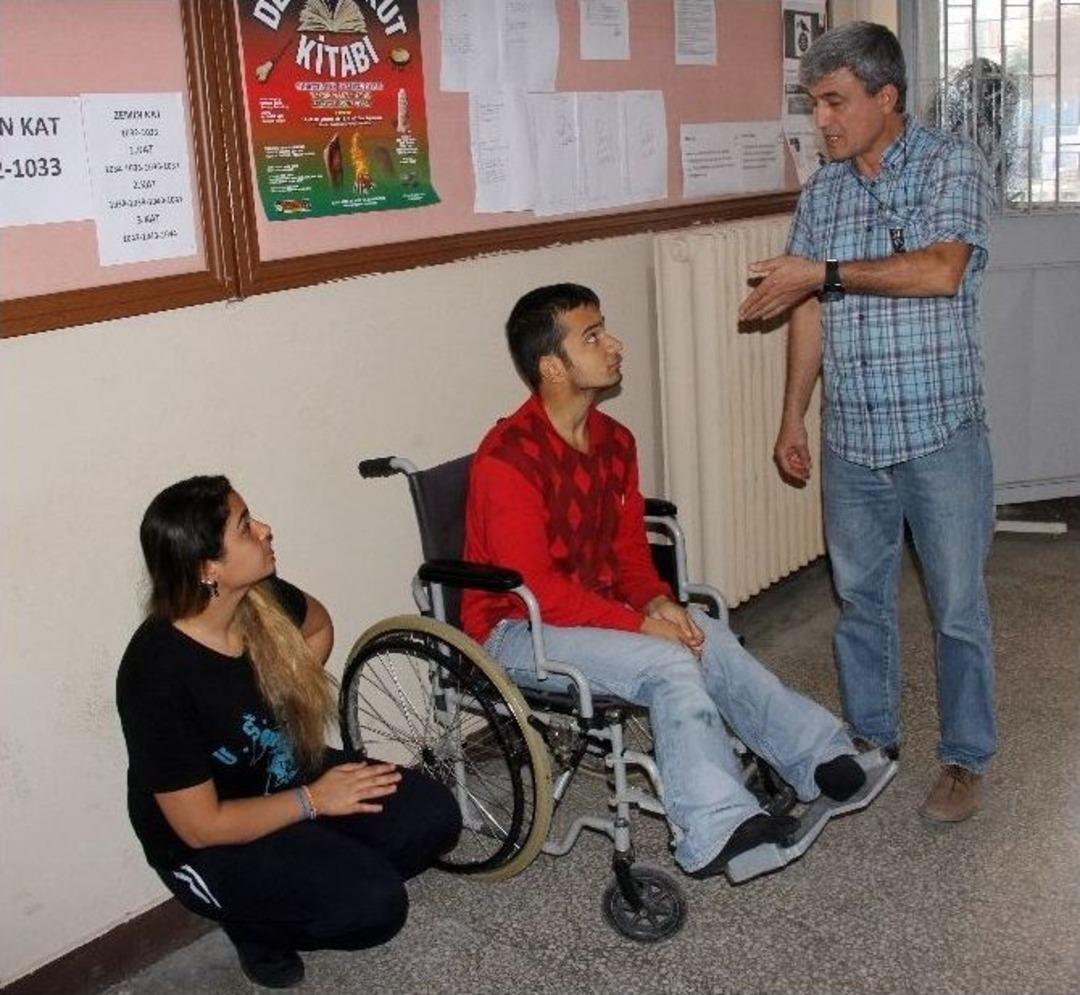 Oy Kullanmak İsteyen Engelliye Kat Engeli