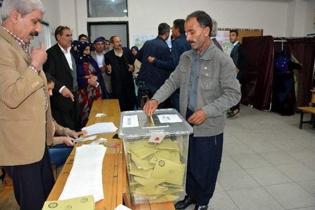 Siverek’te Oy Kullanma İşlemi Başladı