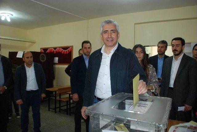 Ak Parti Diyarbakır Milletvekili Adayı Ensarioğlu Oyunu Kullandı