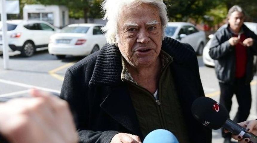 &Uuml;nl&uuml; Oyuncu C&uuml;neyt Arkın Eşiyle Birlikte Oyunu Kullandı