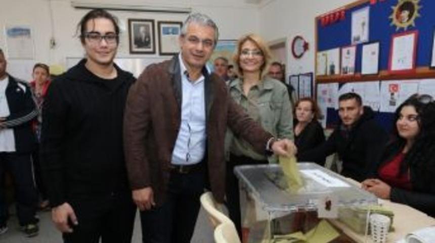 Karşıyaka Belediye Başkanı Ve Ailesi Oyunu Kullandı