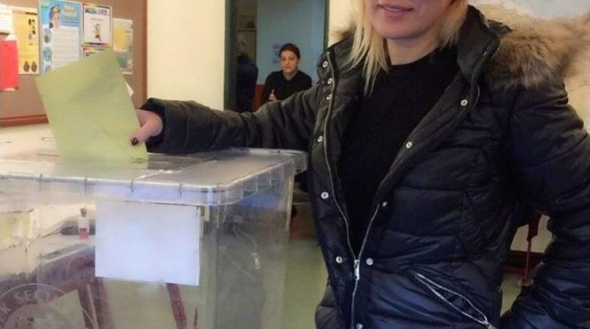 &Uuml;nl&uuml; Şarkıcı &Ouml;m&uuml;r Gedik: &rdquo;se&ccedil;im Heyecanından Sabaha Kadar Uyumadım&rdquo;