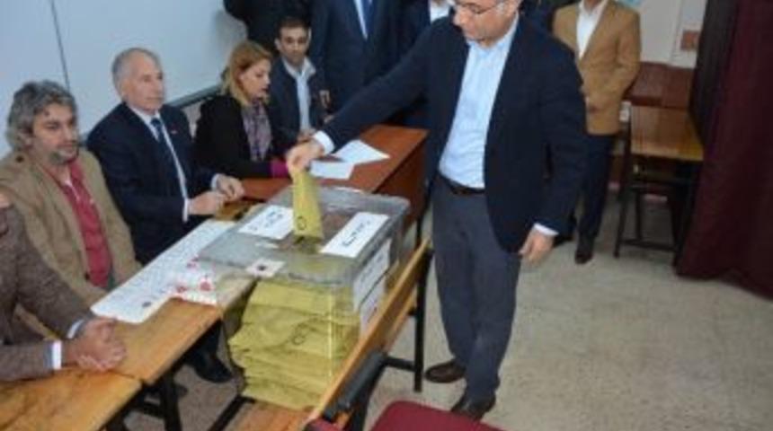 Eski İ&ccedil;işleri Eski Bakanı Efkan Ala, Oyunu Kullandı