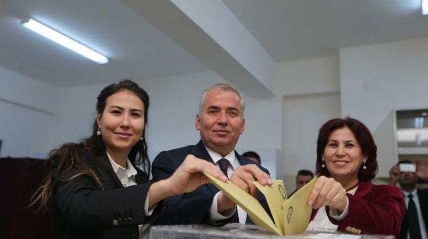 Başkan Zolan, Oyunu Ailesiyle Kullandı