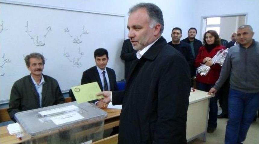 Hdp Kars Milletvekili Ve Parti S&ouml;zc&uuml;s&uuml; Ayhan Bilgen, Oyunu Kars&rsquo;ta Kullandı