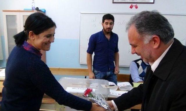 Hdp Kars Milletvekili Ve Parti Sözcüsü Ayhan Bilgen, Oyunu Kars’ta Kullandı