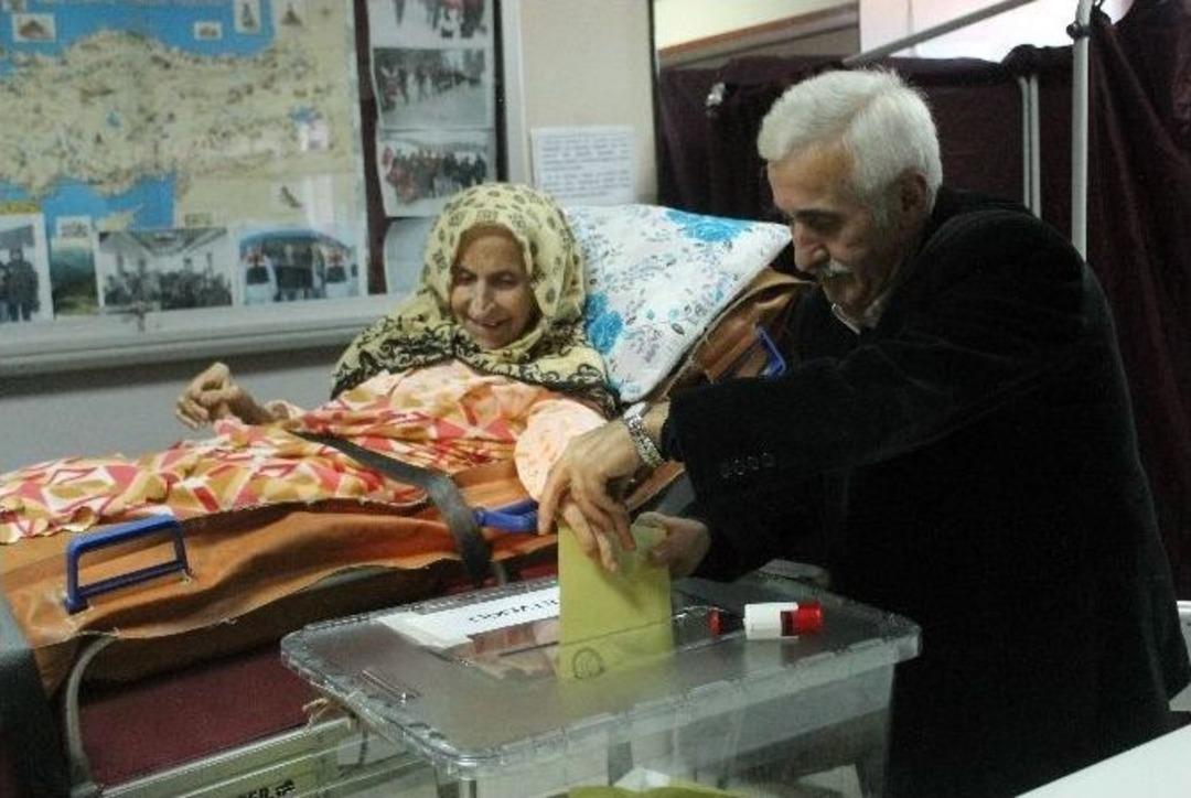 92 Yaşındaki Kadın Ambulansla Oy Kullanmaya G&ouml;t&uuml;r&uuml;ld&uuml;