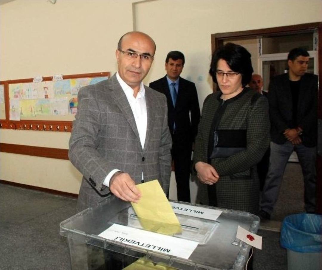 Adıyaman&rsquo;da Protokol Ve Siyasiler Oylarını Kullandı