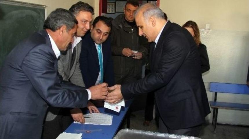 Elazığ Valisi Zorluoğlu Ve Belediye Başkanı Yanılmaz Oylarını Kullandı