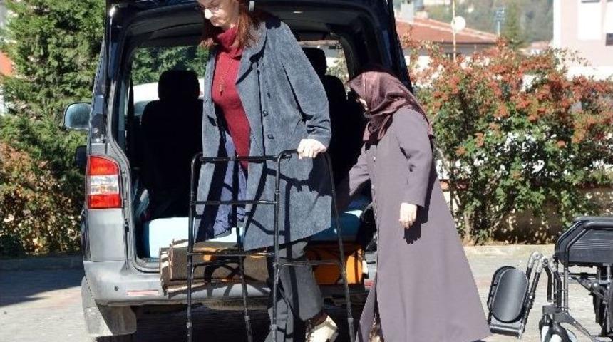 D&uuml;nyanın En Uzun Kızı İlk Kez Oy Kullandı