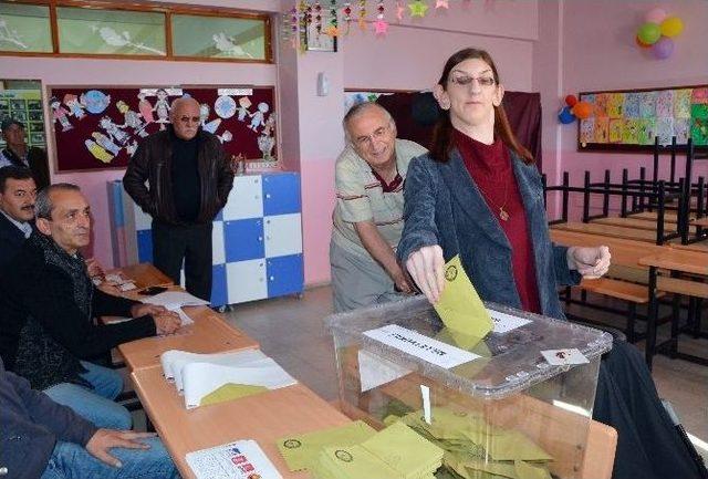 Dünyanın En Uzun Kızı İlk Kez Oy Kullandı 1