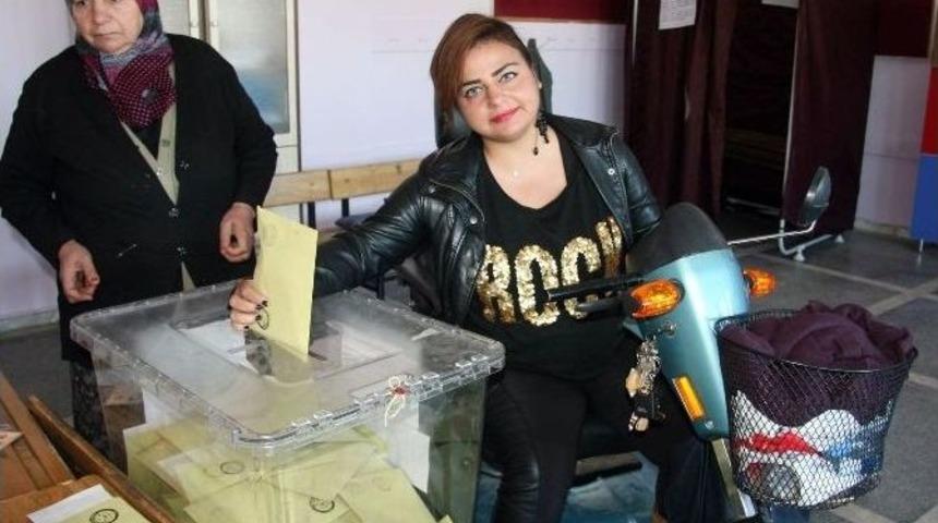 Engelliler Zorluklara Rağmen Oylarını Kullandı