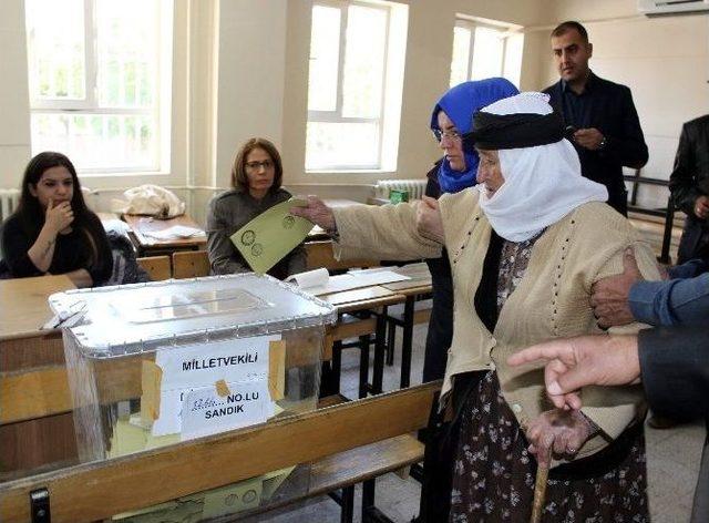 Yaşlı Ve Hastalar Ambulanslarla Sandığa Gitti