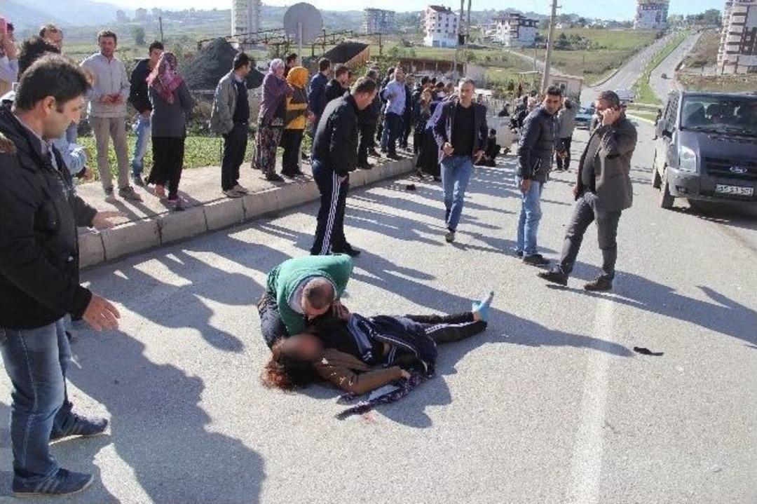 Otomobil Kaldırımdaki Yayalara &Ccedil;arptı: 3 Yaralı