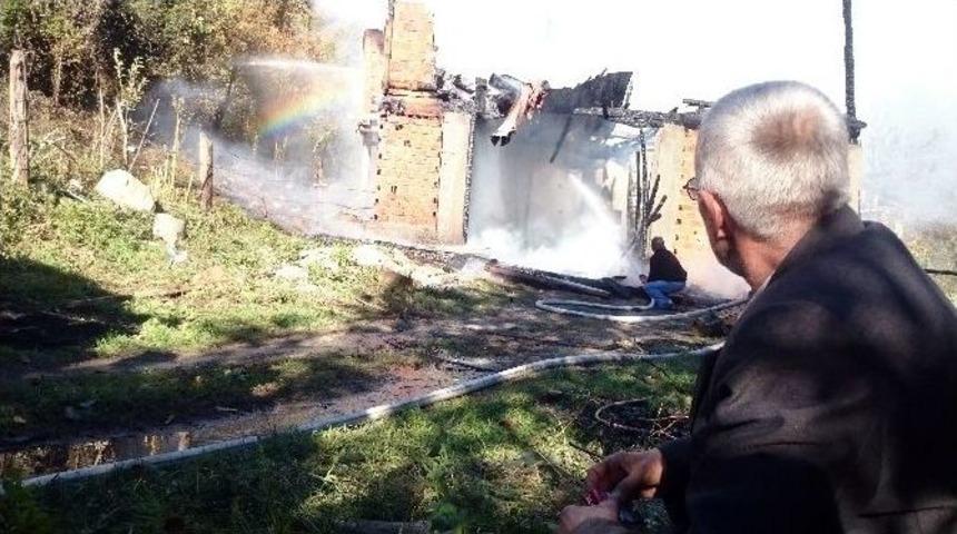 Boyabat&rsquo;ta Ev Yangını