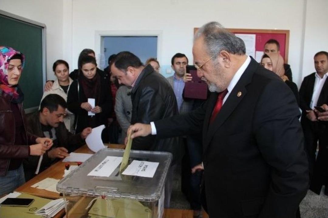 &Ccedil;orumlu Siyasiler Oy Kullandı