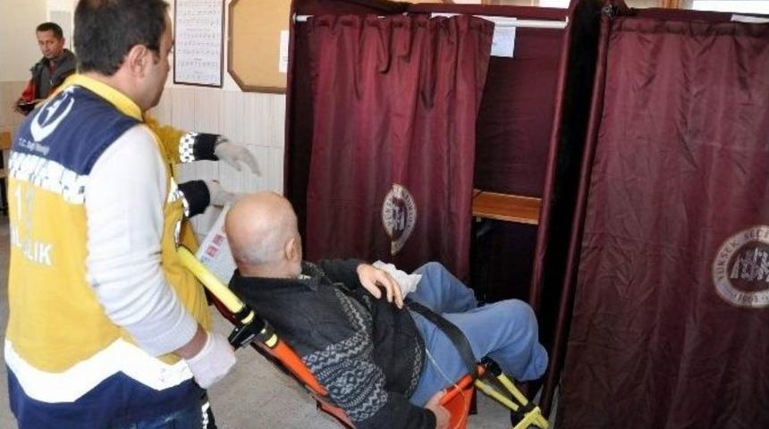 (&ouml;zel Haber) Engelli Vatandaş Oy Kullanmaya Ambulansla G&ouml;t&uuml;r&uuml;ld&uuml;