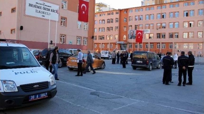 Okul Bah&ccedil;esindeki Plakasız Ara&ccedil; Polisi Alarma Ge&ccedil;irdi