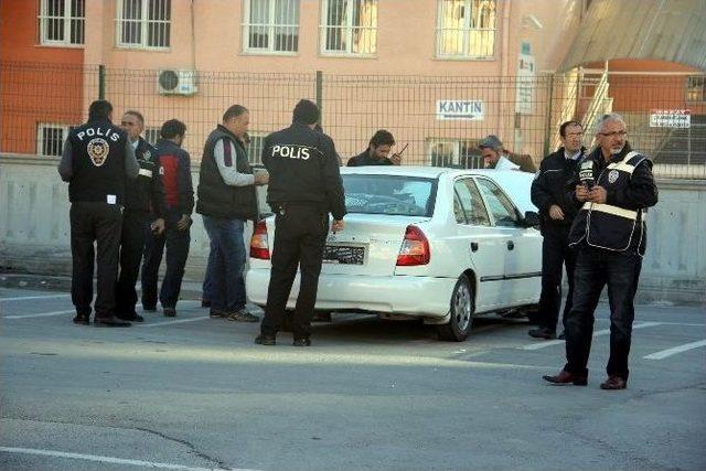 Okul Bahçesindeki Plakasız Araç Polisi Alarma Geçirdi