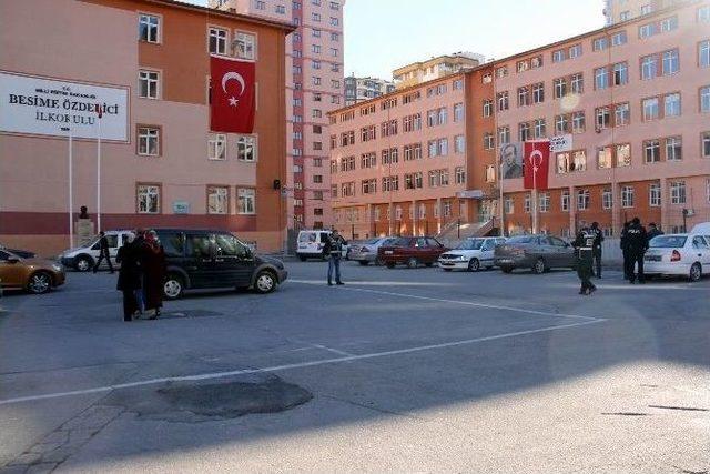 Okul Bahçesindeki Plakasız Araç Polisi Alarma Geçirdi