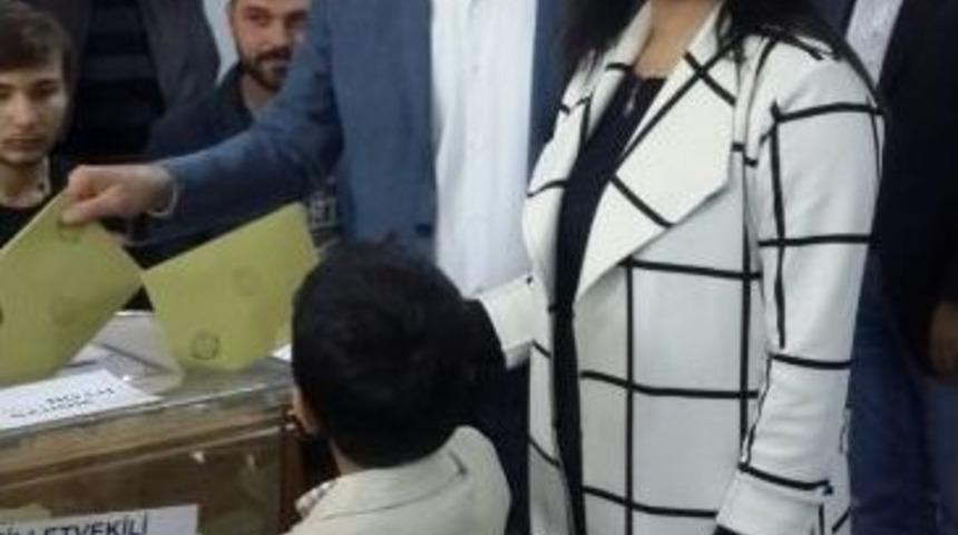 Ak Patili Aday Savaş Oyunu Kullandı