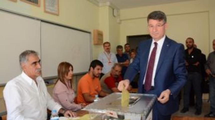 Yeni, Oyunu Eşi Ve Oğluyla Birlikte Kullandı