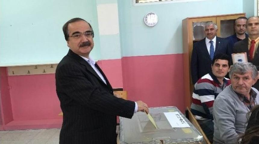 Sakarya Valisi H&uuml;seyin Avni Coş Oyunu Eşiyle Birlikte Kullandı