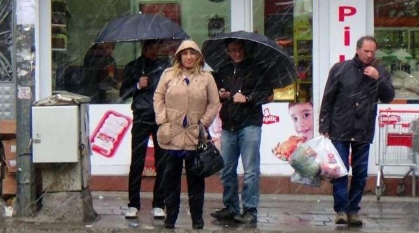 Kars Şehir Merkezine Mevsimin İlk Karı Yağdı