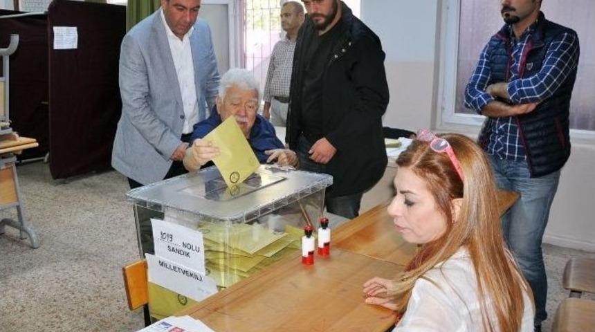 Chp&rsquo;li T&uuml;mer Babasını Tekerlekli Sandalyesiyle Oy Kullanmaya G&ouml;t&uuml;rd&uuml;