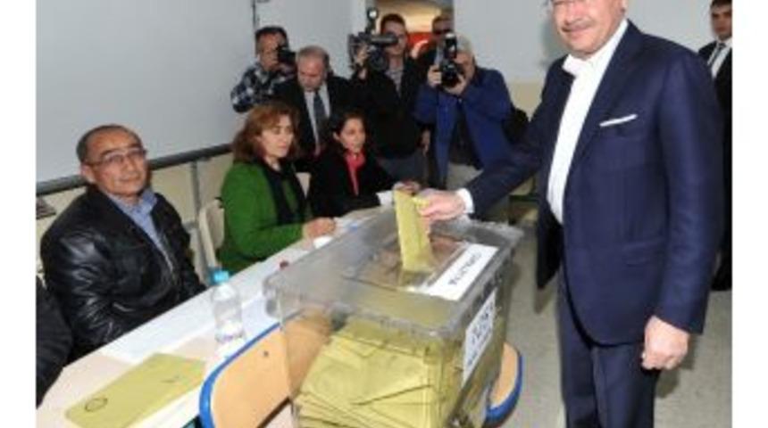 Başkan G&ouml;k&ccedil;ek Oy Kullandı