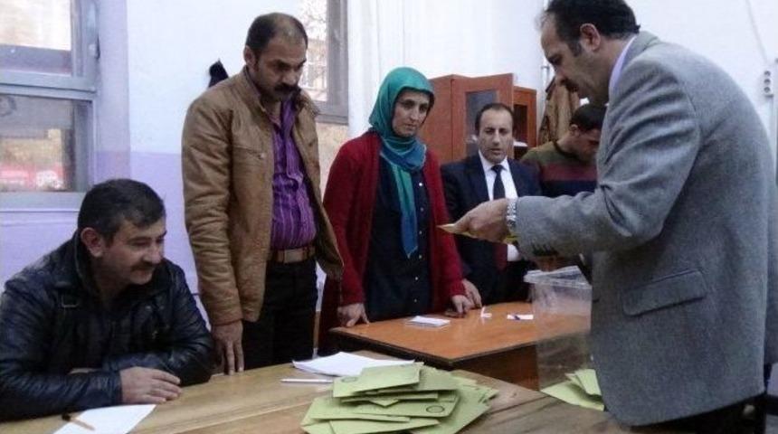 Kars&rsquo;ta Oylar Sayılmaya Başladı