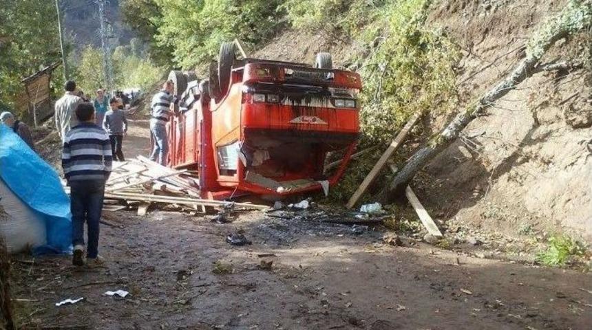 Erbaa&rsquo;da Kamyonet Şarampole Yuvarlandı: 1 &Ouml;l&uuml;, 3 Yaralı