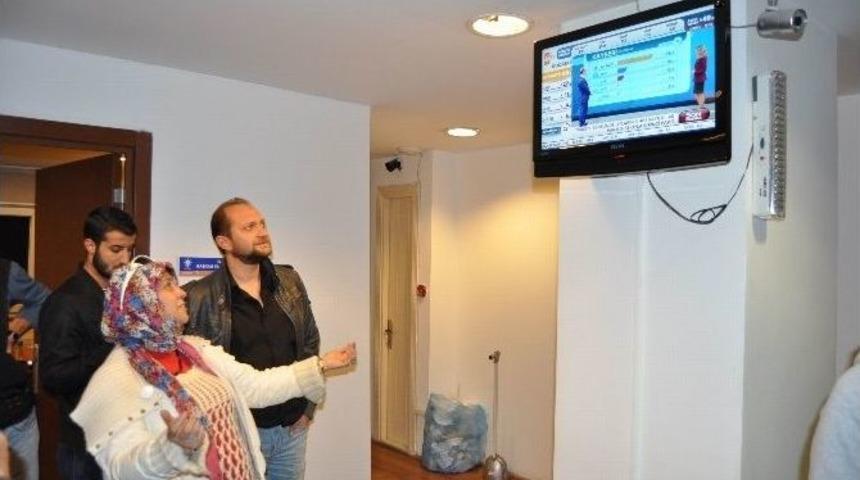 Sevin&ccedil;ten &Ouml;nce Ağladı, Sonra Oynadı