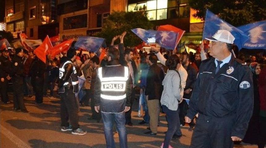 İlk Se&ccedil;im Sonu&ccedil;larını Alan Ak Partililer Sokağa D&ouml;k&uuml;ld&uuml;