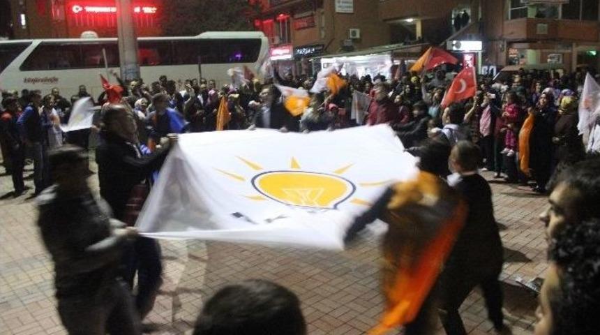 Tavşanlı Ak Parti&rsquo;den Havai Fişek G&ouml;sterisi