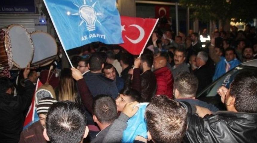 Ak Parti&rsquo;den Zafer Turu