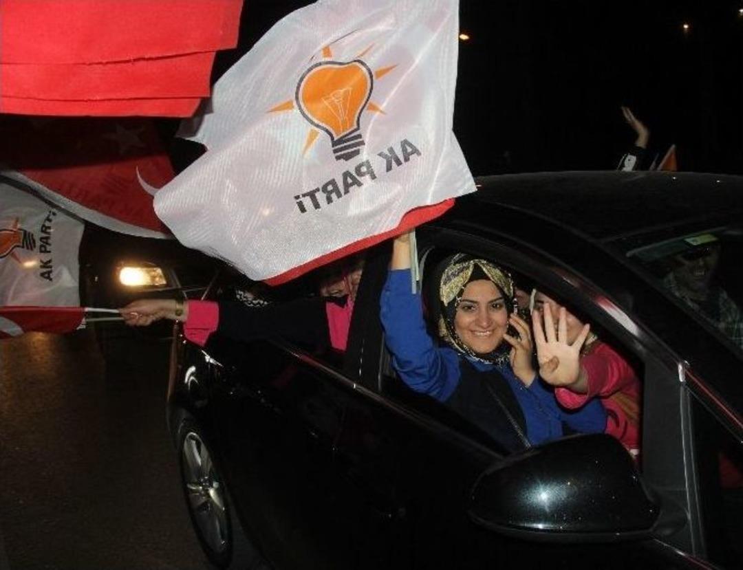 Ak Parti&rsquo;de Konvoylu Ve Havai Fişekli Se&ccedil;im Zaferi Kutlaması