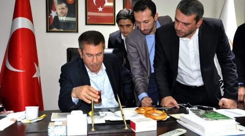 Nurettin Canikli &Ccedil;ay, Simit Ve Peynir İle Se&ccedil;im Sonu&ccedil;larını Takip Etti