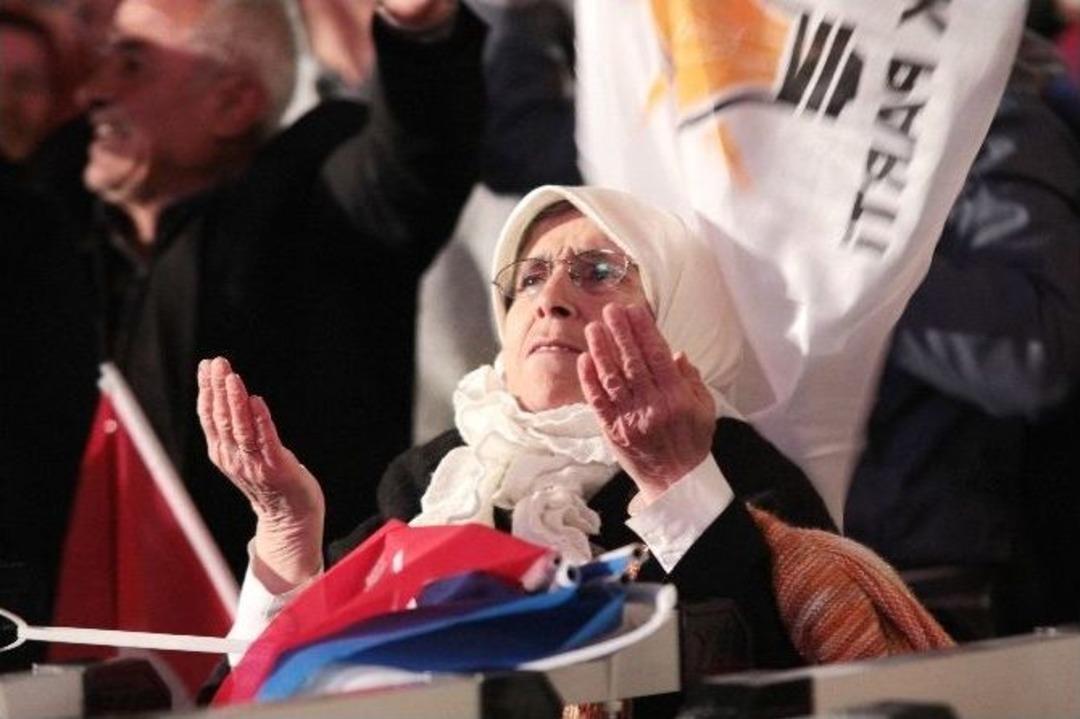 Ak Parti Genel Merkezi &Ouml;n&uuml;nde Zafer Coşkusu