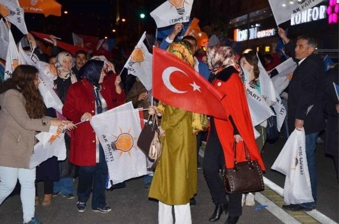 Bakan Avcı Ve Milletvekillerini Coşkulu Kalabalık Karşıladı