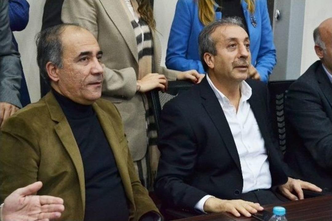 Ak Parti 3&rsquo;&uuml;nc&uuml; B&ouml;lge Se&ccedil;im Koordinasyon Merkezi &Ouml;n&uuml;nde Havai Fişekli Kutlama