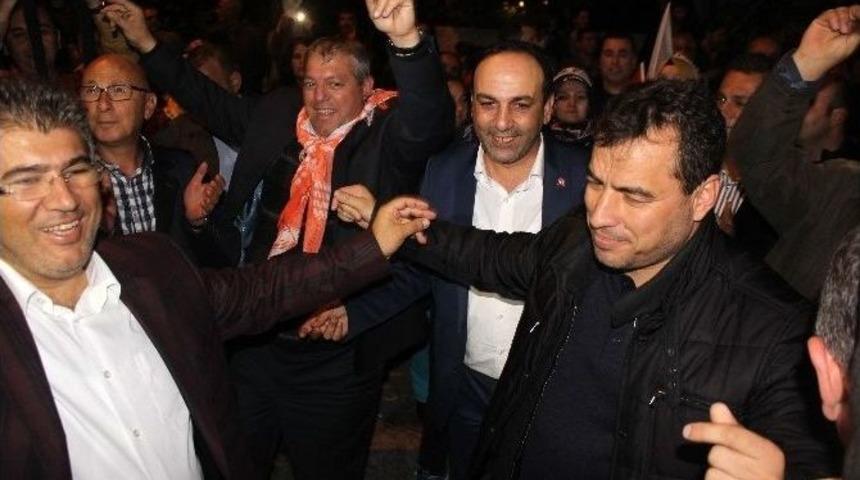 Ak Partililer Zaferi Kutladı