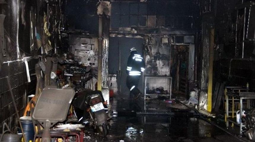 Eskişehir&rsquo;de Oto Tamircisinde Yangın