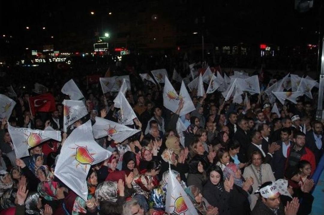 Elazığ&rsquo;da Ak Partililer Halay &Ccedil;ekerek, Havai Fişekli Se&ccedil;im Zaferi Kutladı