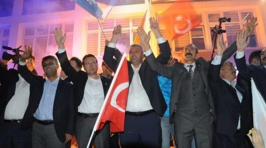 Uşak Ak Parti&rsquo;de B&uuml;y&uuml;k Coşku