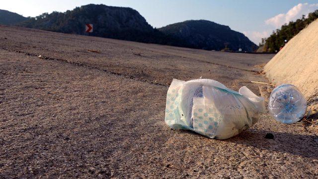 Marmaris'te araçlardan atılanlar çöplerde bebek bezi ilk üçte